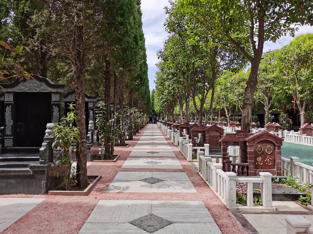 汉皇树葬墓园告诉您树葬公墓是什么样的